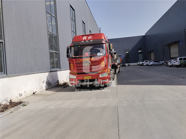 滾筒木屑烘干機進行裝車準(zhǔn)備發(fā)往福建